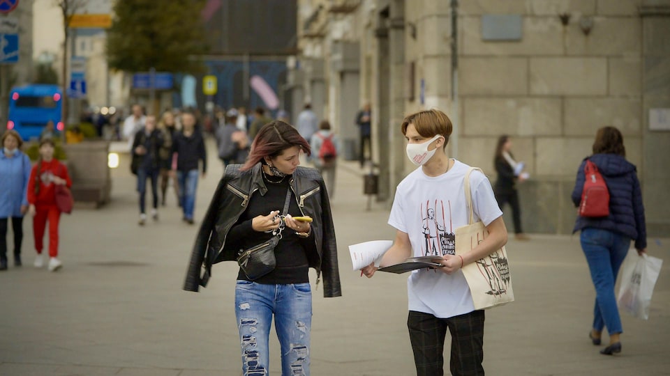 Un jeune moscovite distribue des papiers.