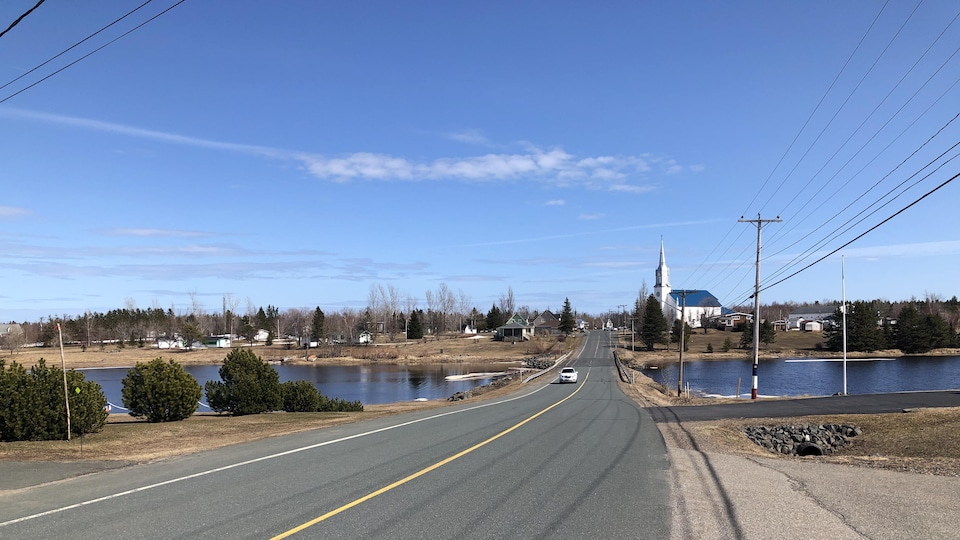 Une photo de la communauté de Saint-Simon sous un ciel bleu.