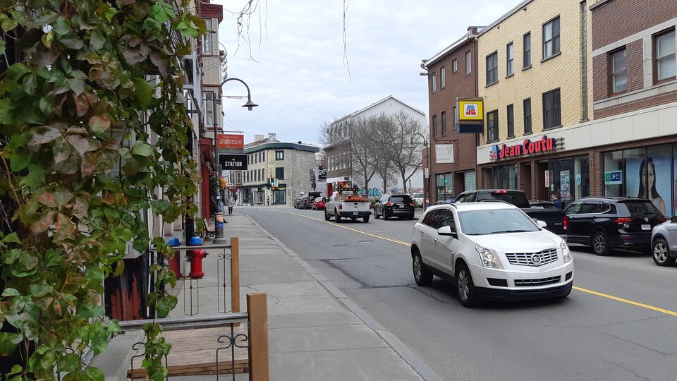 Un VUS blanc circule sur la rue Saint-Vallier Ouest, dans le quartier Saint-Sauveur à Québec.