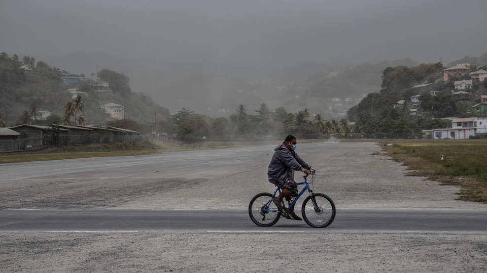 Un homme circule à vélo à Kingstown.
