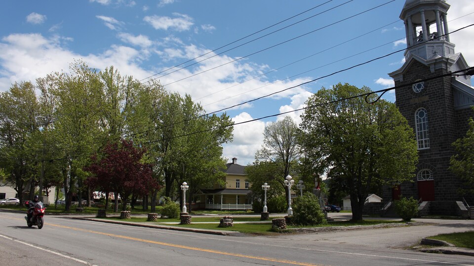 Climat tendu à SainteAngèledeMérici Réginald Dionne succède au