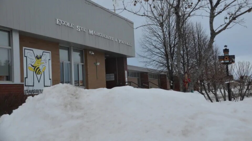 La devanture d’une école en plein hiver.