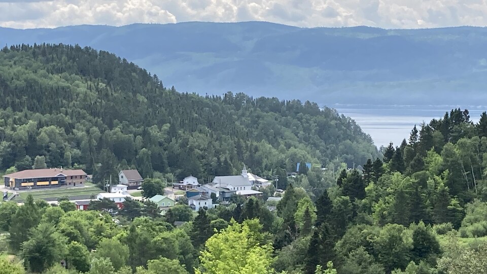 Le village de Sainte-Rose-du-Nord et le fjord du Saguenay en arrière plan
