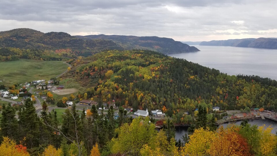 Vue aérienne d'un village au bord de la rivière Saguenay.