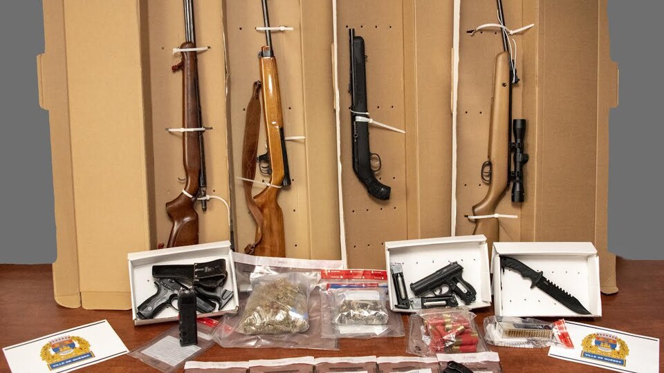 Des armes à feu, un pistolet à impulsion électrique, plusieurs munitions, des cagoules et de la drogue.