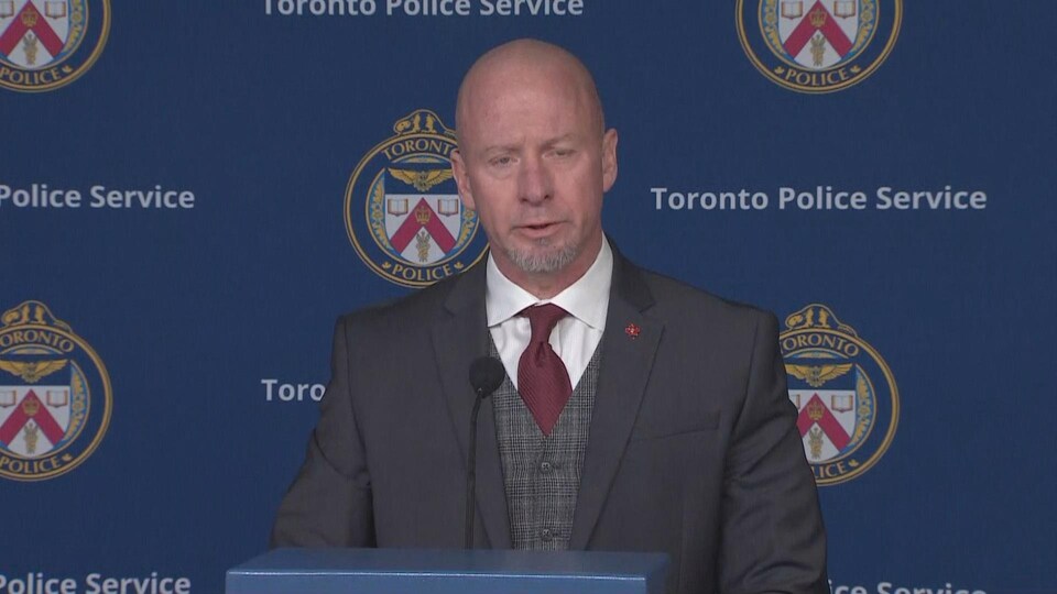 Un inspecteur de police qui s'adresse à la presse.