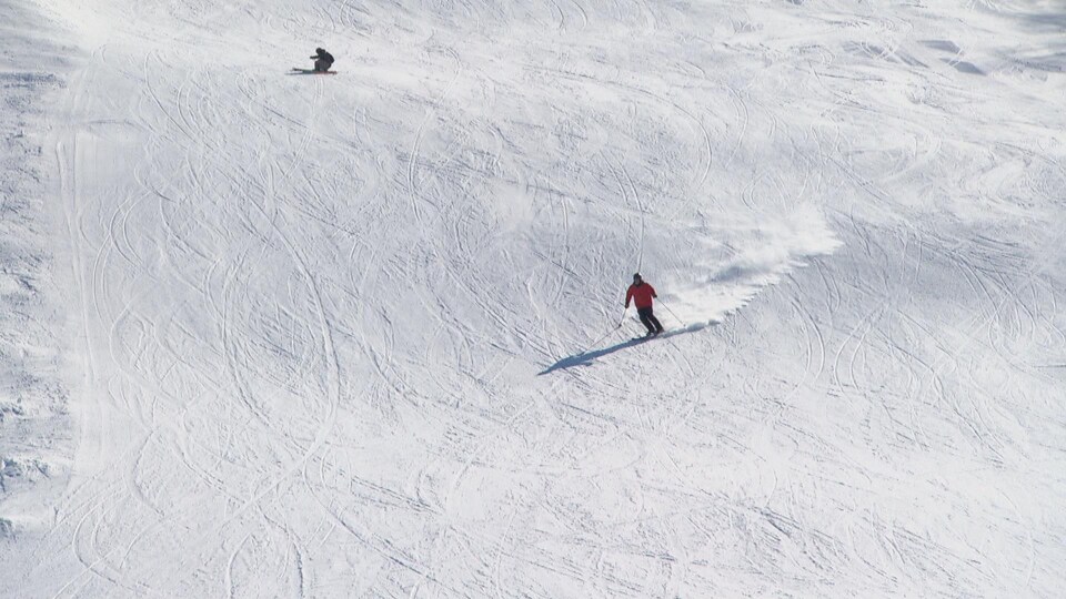 Deux skieurs en pleine descente.