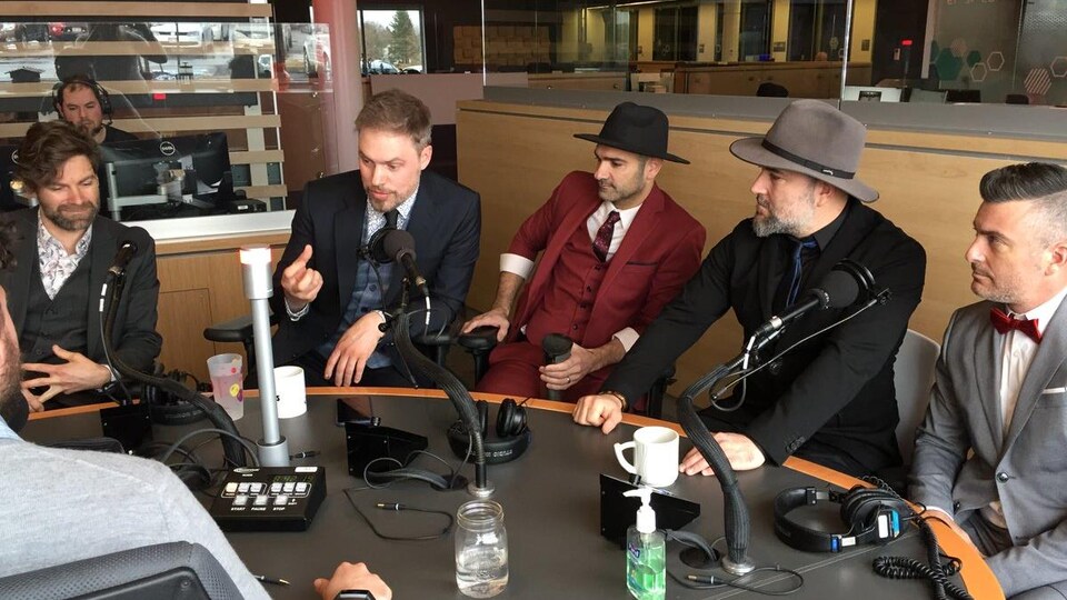 Les artistes en entrevue dans le studio radiophonique de Radio-Canada Acadie.