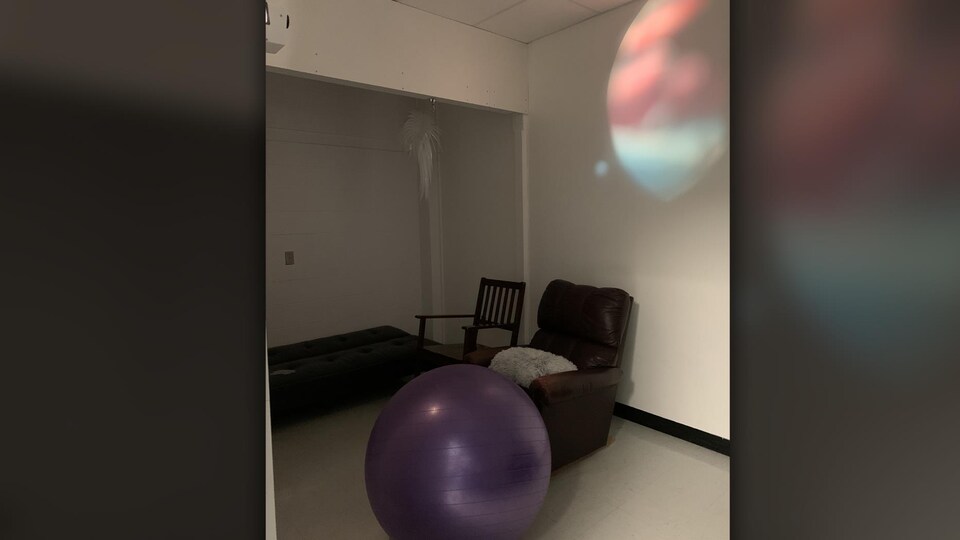 Une salle d'apaisement avec des fauteuils et un ballon d'exercice
