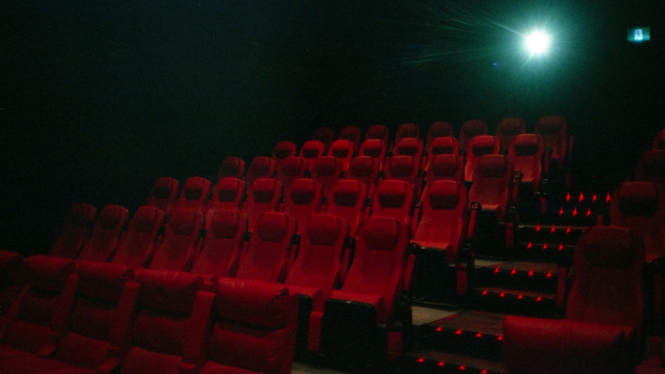 Une salle de cinéma vide. 