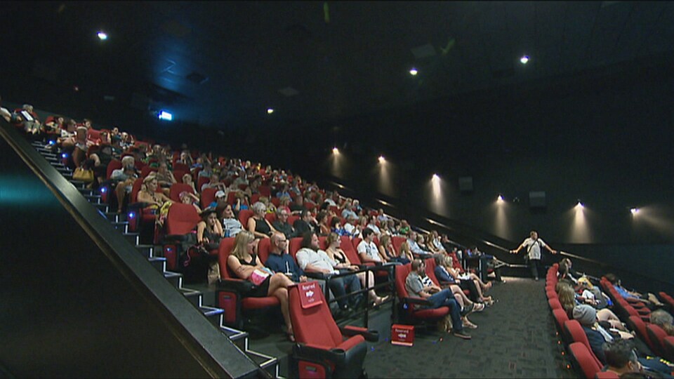 Une salle de cinéma bondée à Dieppe, au Nouveau-Brunswick.