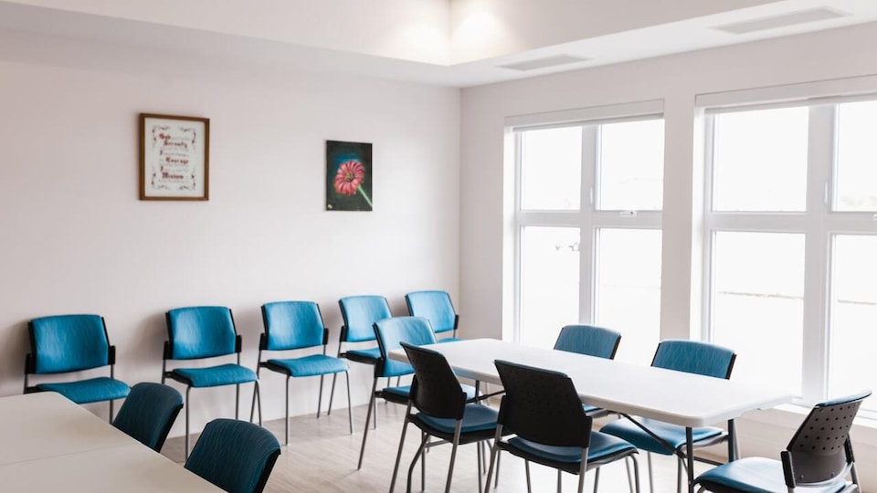 Des chaises et des tables dans un espace lumineux.