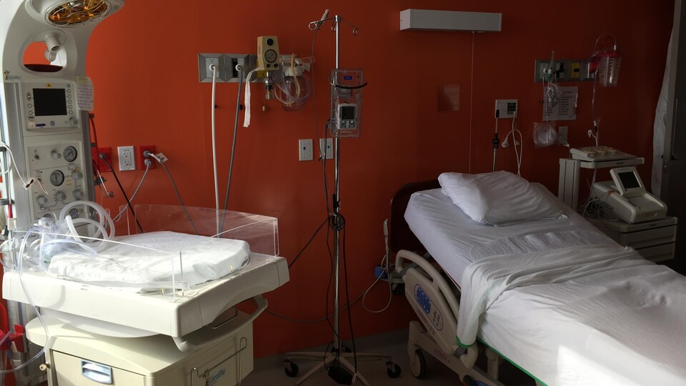 Une salle de naissance privée dans un hôpital.
