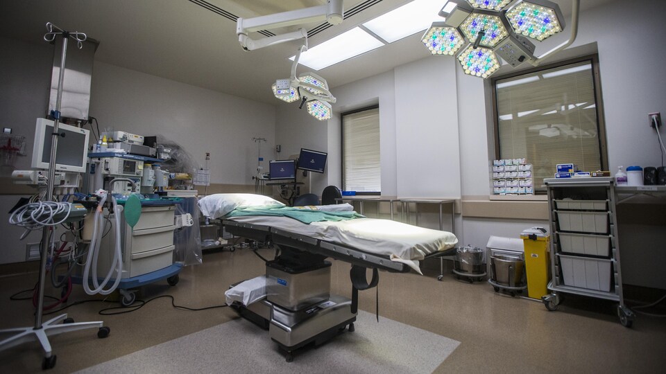 Un lit dans une salle d'opération.