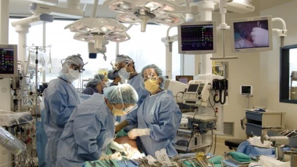 Une équipe médicale de l'Institut de cardiologie de Montréal dans une salle d'opération.