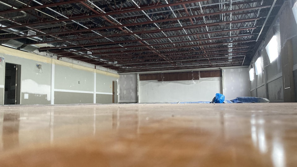 Grande salle vide en rénovation.