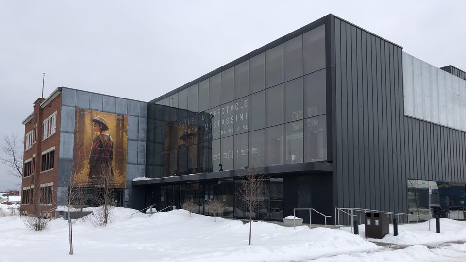 L'extérieur de la salle Desjardins Maria-Chapdelaine.
