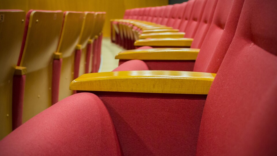 Une salle de spectacle vide.