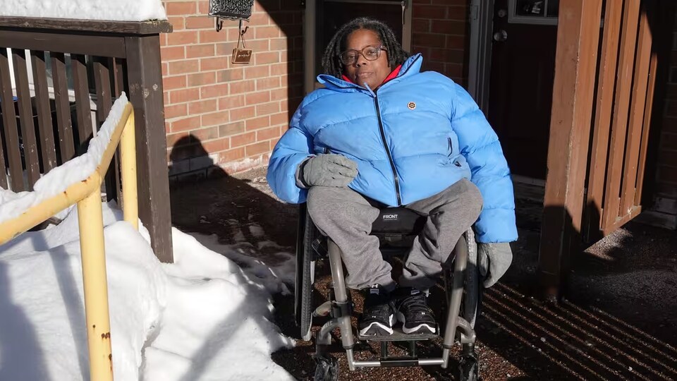 Sally Thomas dans son fauteuil roulant.