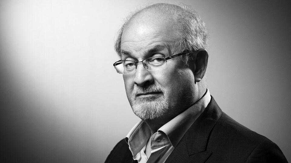 Portrait d'un homme en noir et blanc dans un studio de photo.