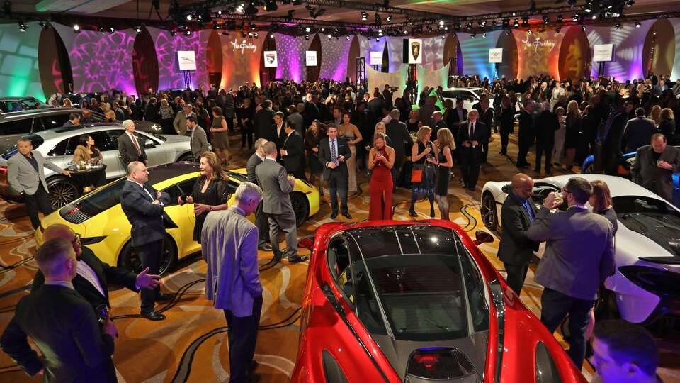 Des gens circulent parmi les voitures exposées au Salon international de l'auto de Détroit