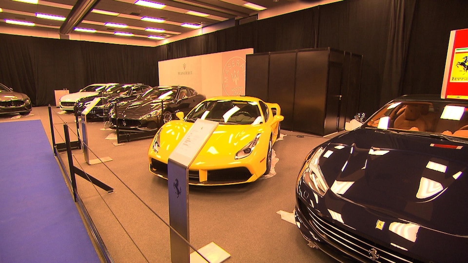 Enfilade de voitures de marque Ferrari