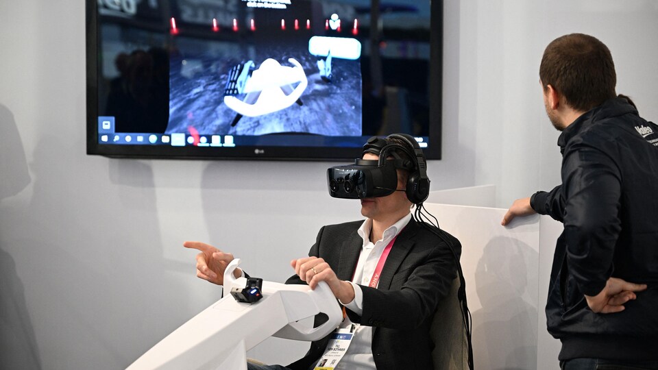 Un homme sur une chaise avec un volant et un casque de réalité virtuelle.