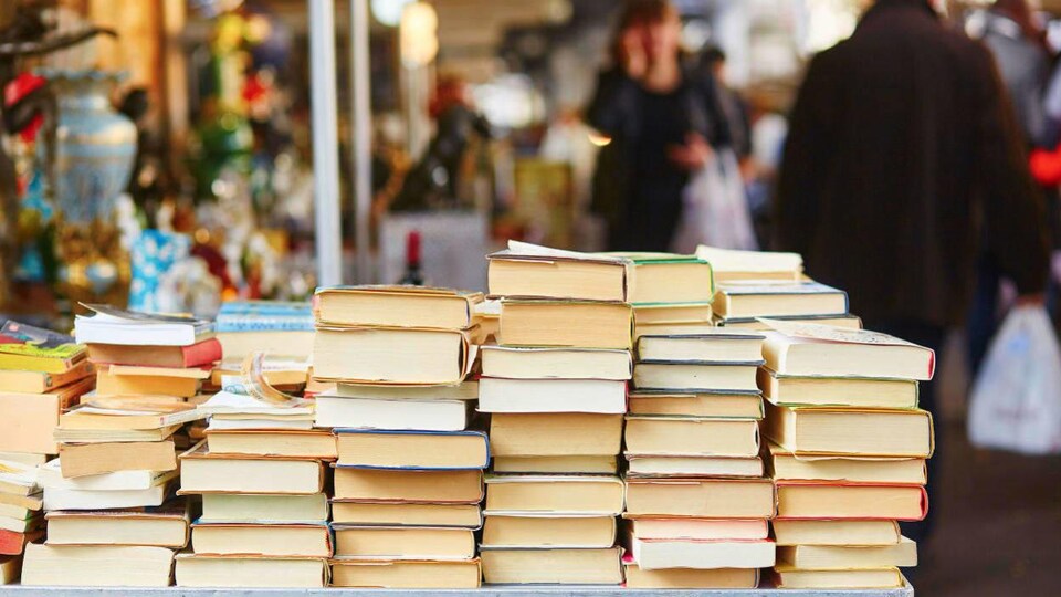 Des livres empilés sur une table.
