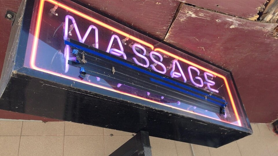 Une enseigne d'un salon de massage