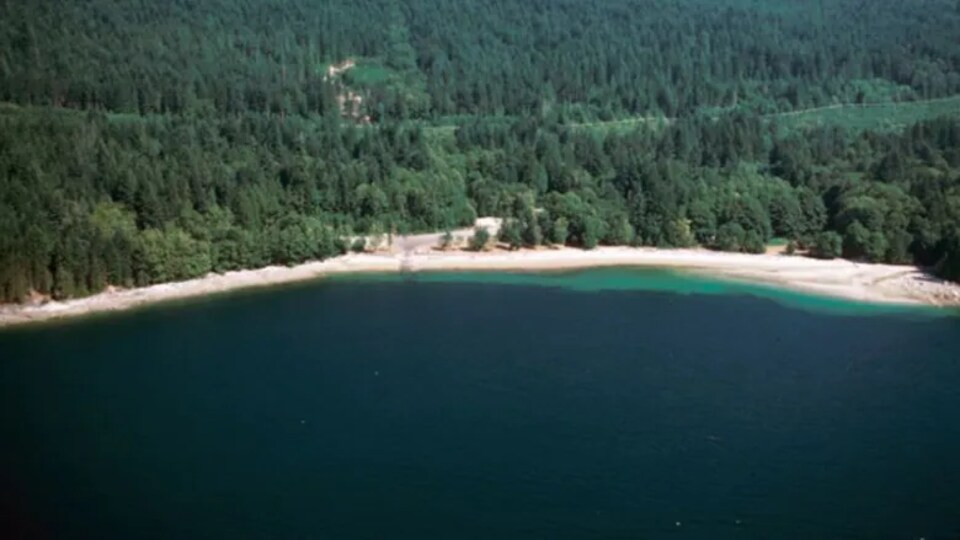 Un rivage vu du ciel.