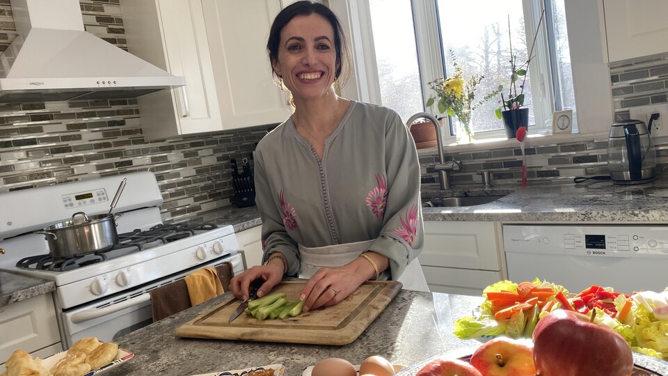 Samira Elatia a les mains posées sur une planche à découper.