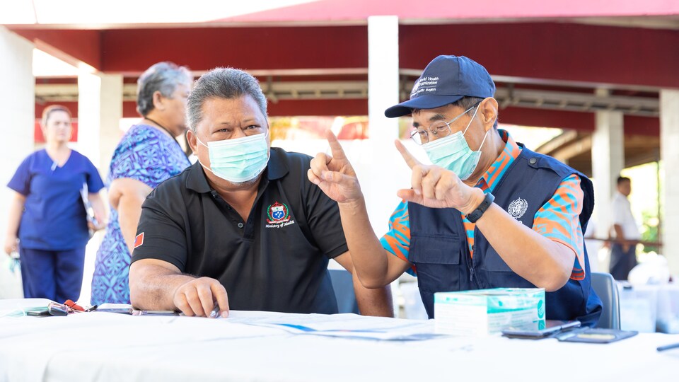 Deux professionnels de la santé aux îles Samoa.