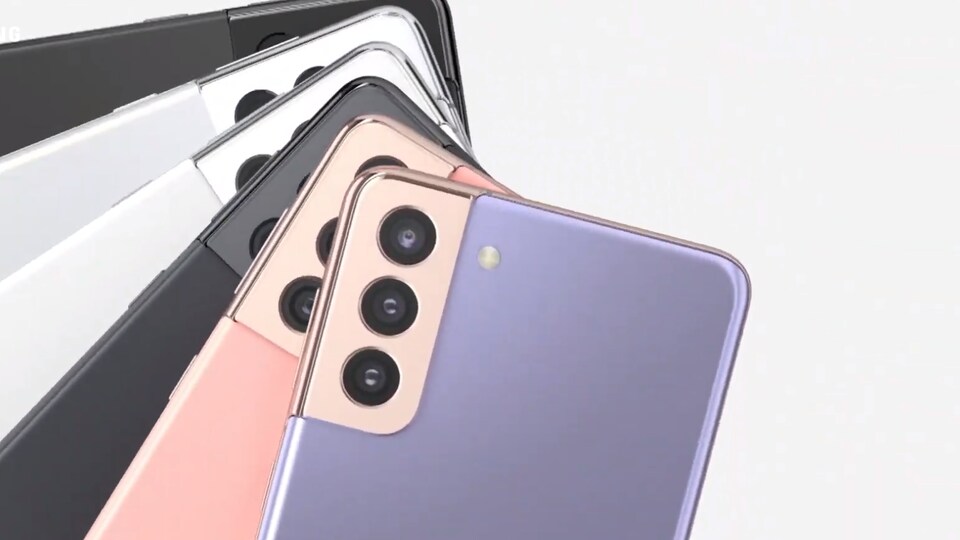 Six téléphones intelligents du différentes couleurs comprenant trois caméras empilés les uns sur les autres sur un fond blanc.
