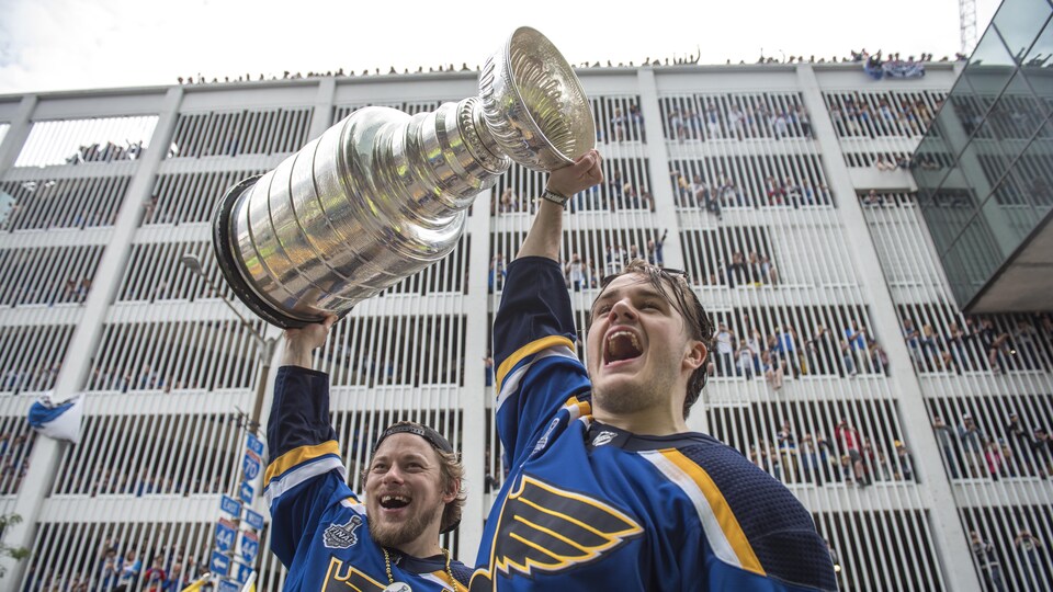 Samuel Blais et la Coupe Stanley dans les rue de St.Louis.