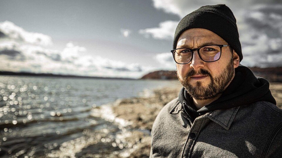 Samuel Côté devant la mer.