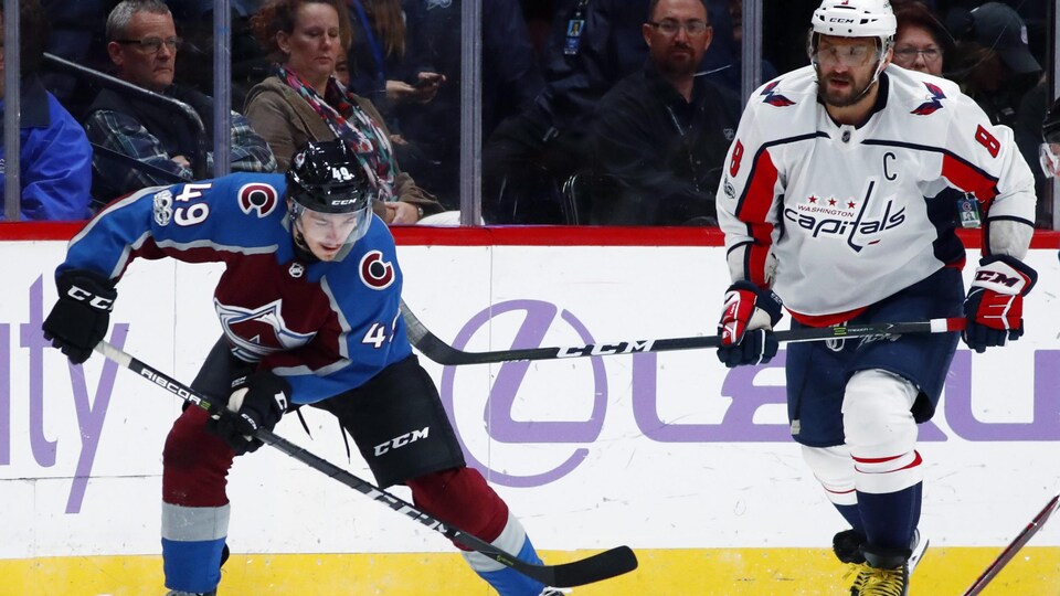 Samuel Girard sur la glace avec un jour des Capitals.