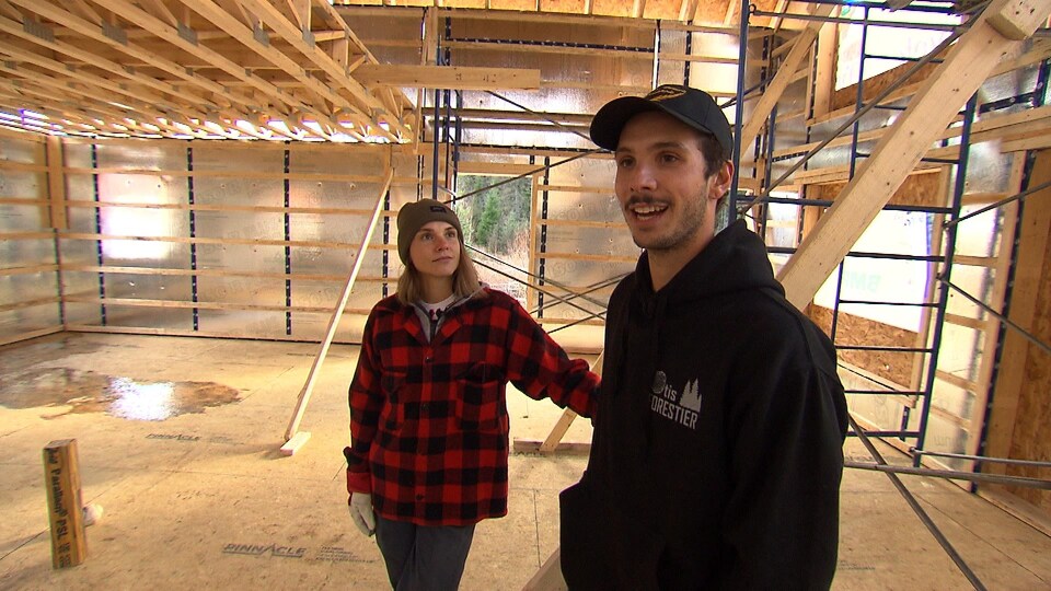 Samuel Girard et Kasandra Bradette dans leur maison en construction