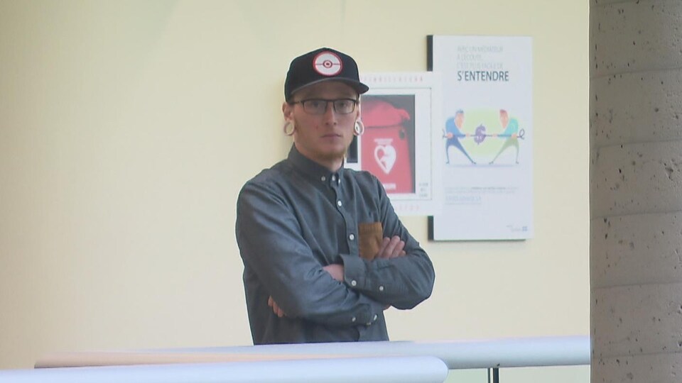 Samuel Huot les bras croisés au palais de justice de Québec