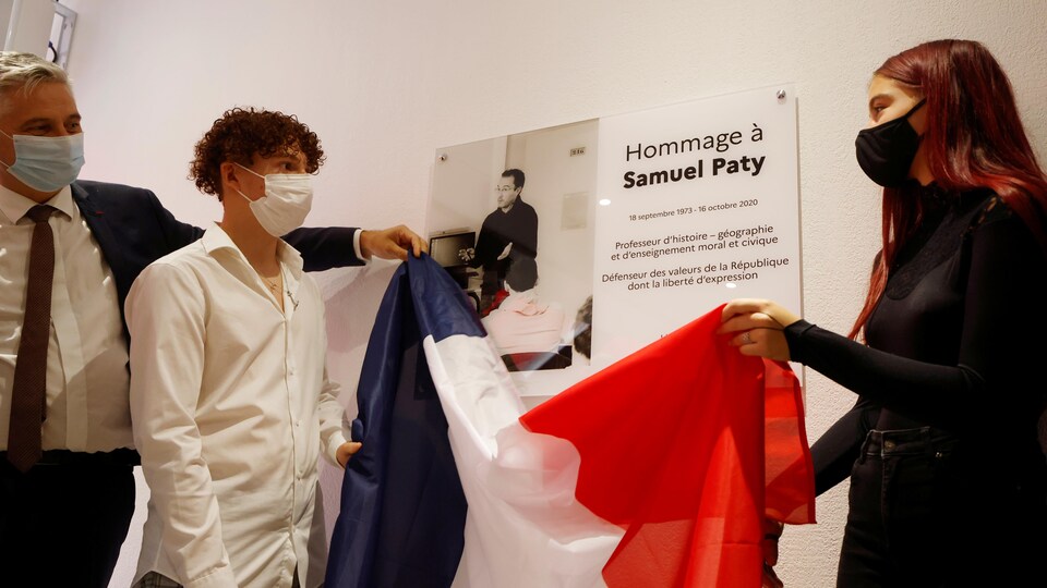 Dos jóvenes quitan los tres colores que cubren la pintura 