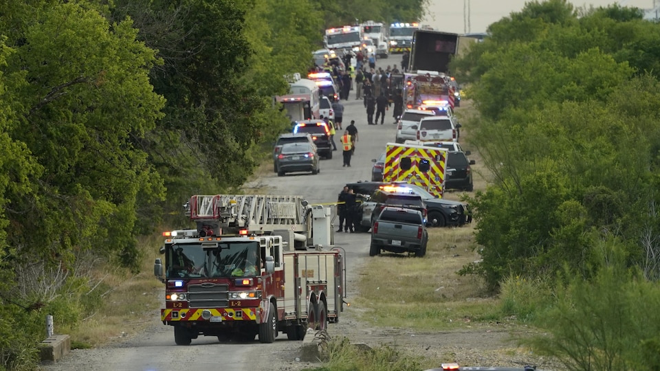 Une scène de crime est délimitée sur une route du Texas.