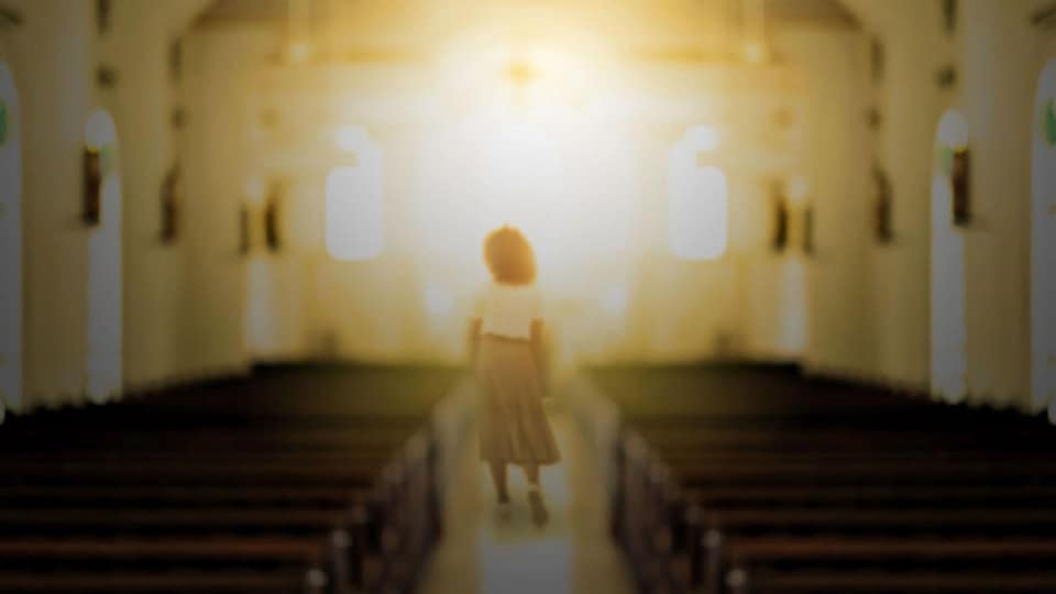 Une femme est au milieu d'une église vide.