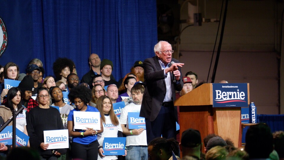 Bernie Sanders parle devant une foule.