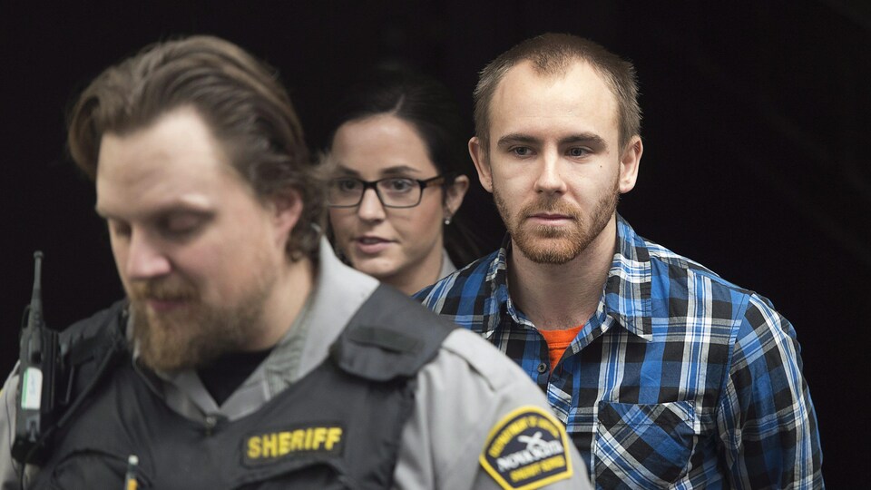 William Sandeson escorté par des policiers