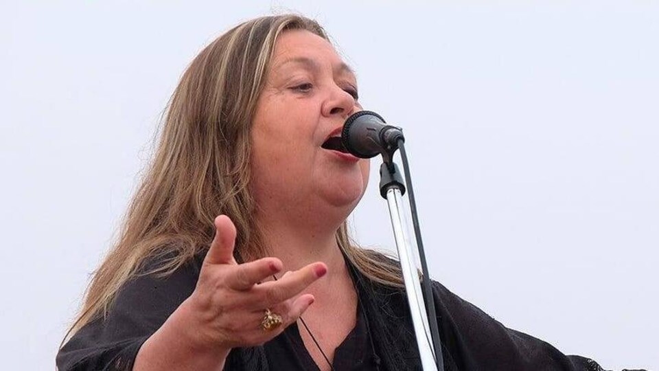 Sandra Le Couteur, chantant derrière un micro