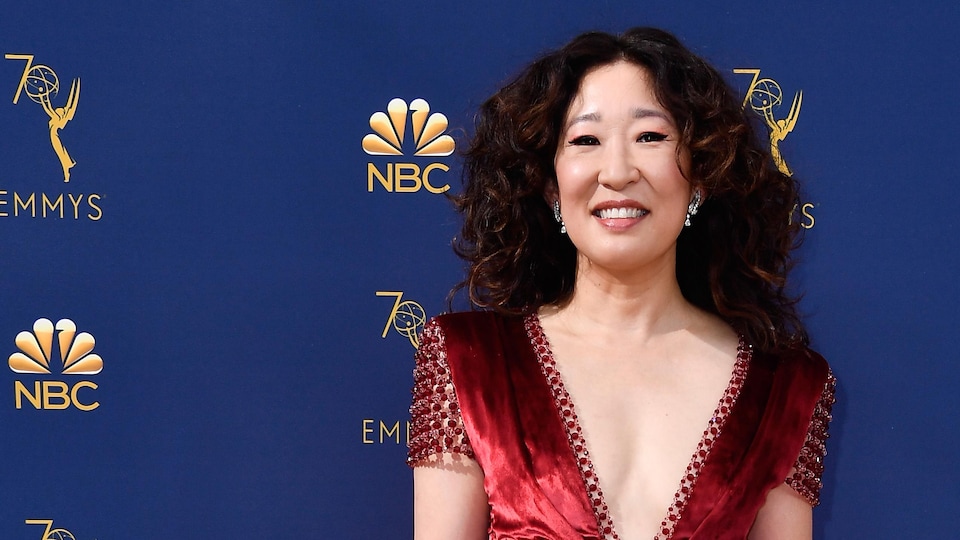 Sandra Oh sur le tapis rouge des prix Emmy.