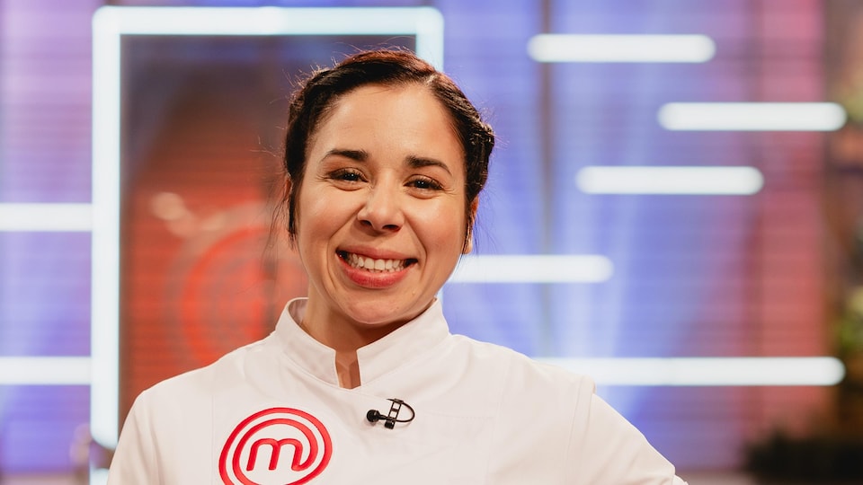 Sandra Plourde dans son veston de MasterChef, souriante sur le plateau de la compétition télévisuelle.