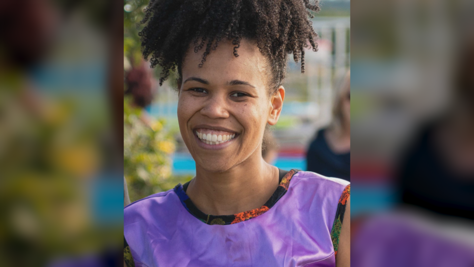 Originaire de La Martinique, Sandrine Émond est installée à Matane depuis trois ans. Portrait d'elle, souriante, en été.