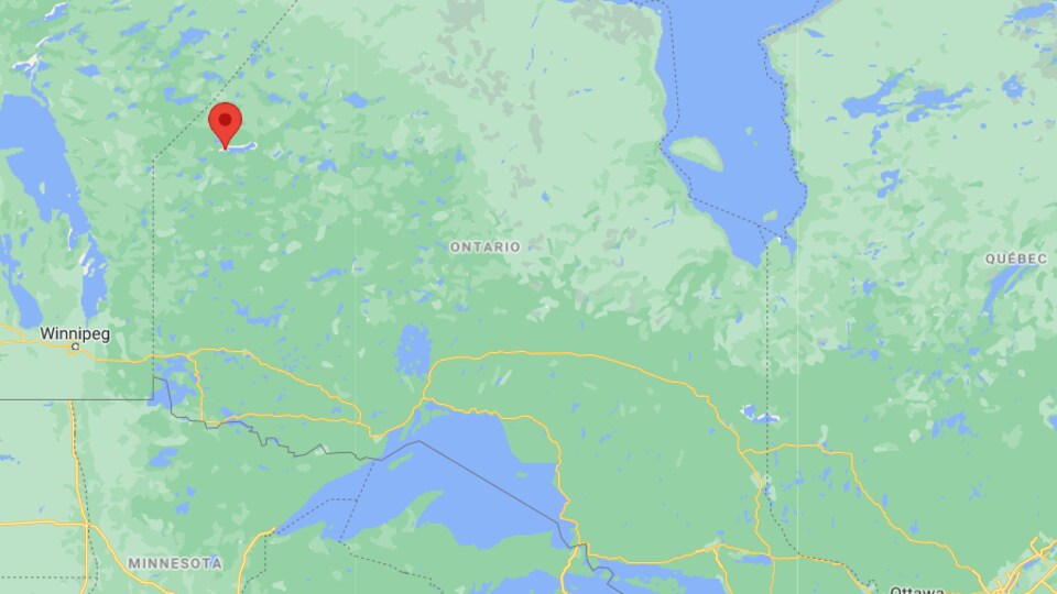 Une carte qui indique l'emplacement du village de la Première Nation de Sandy Lake dans le Grand Nord de l'Ontario, près de la frontière manitobaine.