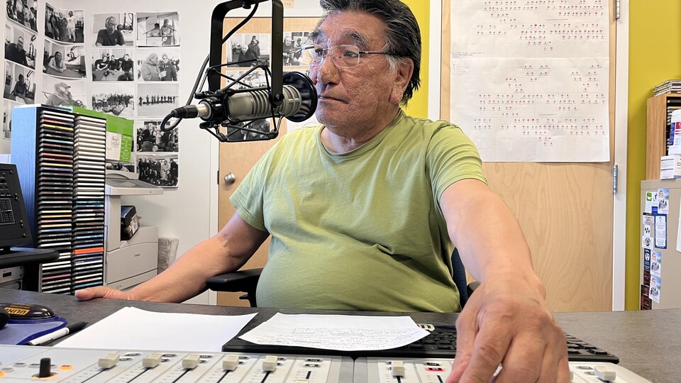 Sandy Tooma à la console de son studio de Kuujjuaq en septembre 2022.