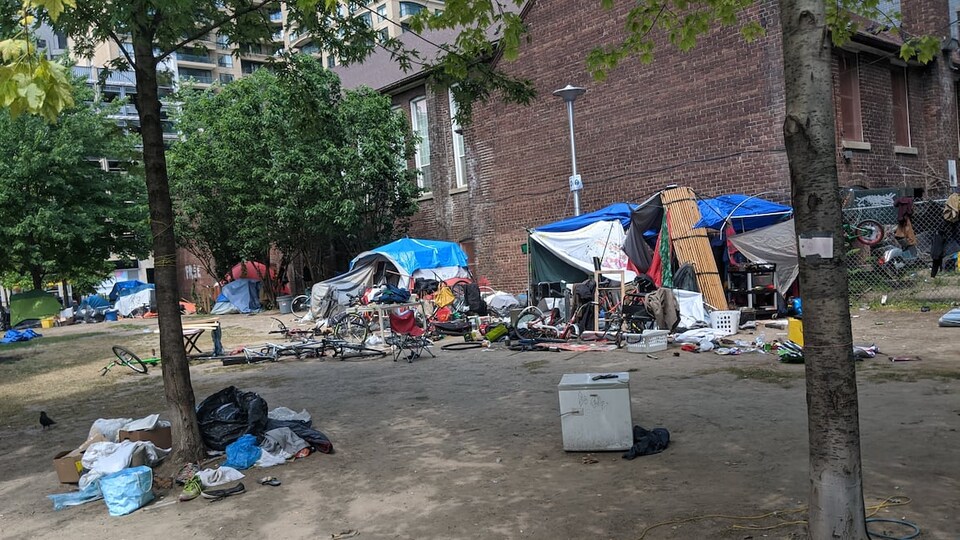 Un camp de fortune installé par des sans-abri à Toronto.